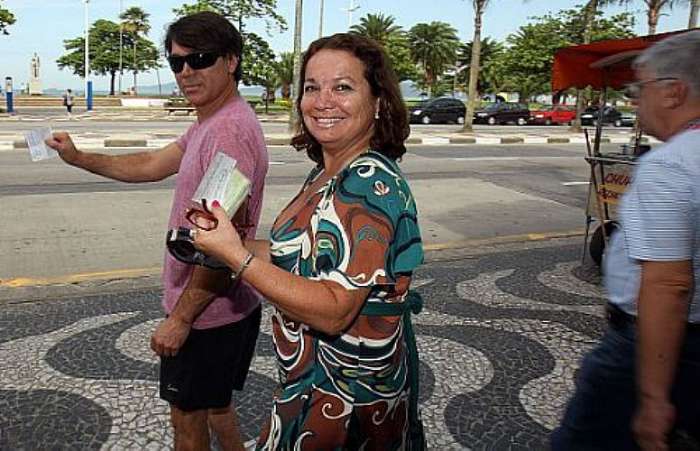 Vera Lúcia Kafuri e José Belini saem da ETEC Escolástica Rosa, em Santos, após justificar ausência
