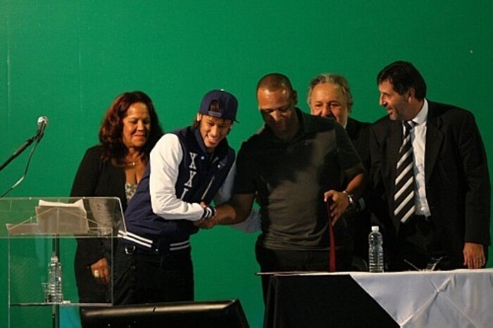 Neymar recebe título de 