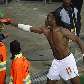 Drogba entrega chuteira a torcedor após a última partida da Costa do Marfim nesta copa Drogba entrega chuteira a torcedor após a última partida da Costa do Marfim nesta copa