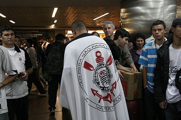 Confira imagens do embarque e desembarque do Corinthians após a primeira partida contra o Boca