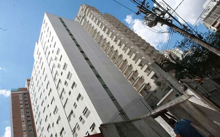 Fachada do prédio assaltado por sete criminosos na Rua Afonso de Freitas