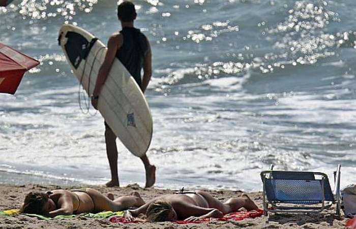 Banhistas na praia do Tombo, no litoral sul de SP