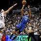 Jameer Nelson arremessa mesmo com a marcação de Mike Bibby na vitória do Magic sobre o Hawks, na NBA Jameer Nelson arremessa mesmo com a marcação de Mike Bibby na vitória do Magic sobre o Hawks, na NBA