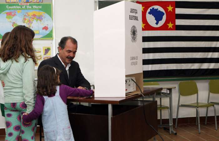Aloizio Mercadante (PT) vota no Colégio Santa Clara, na região do Alto de Pinheiros, em SP