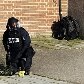 Policiais holandeses se organizam para a chegada de Mladic, em Rotterdam 
