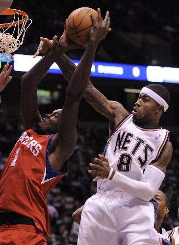 Samuel Dalembert, do Philadelphia 76ers, tenta enterrar conta Terrence Williams, do New Jersey Nets