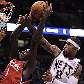 Samuel Dalembert, do Philadelphia 76ers, tenta enterrar conta Terrence Williams, do New Jersey Nets