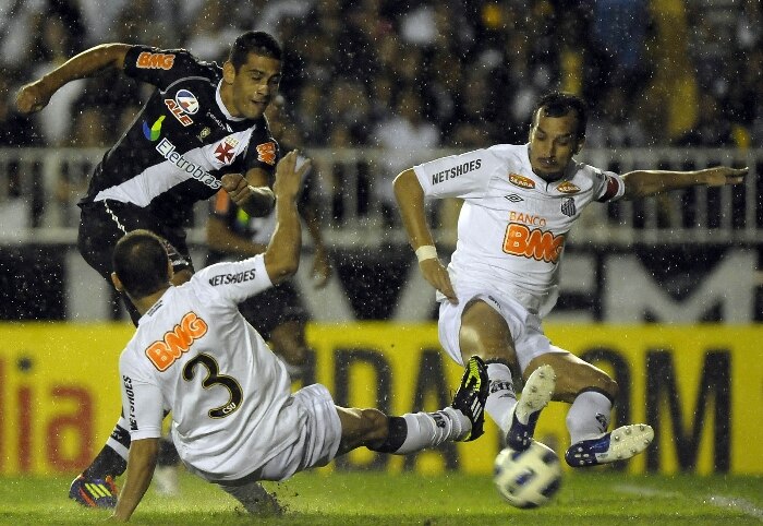 Diego Souza chuta para marcar o primeiro gol do Vasco sobre o Santos