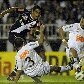 Diego Souza chuta para marcar o primeiro gol do Vasco sobre o Santos