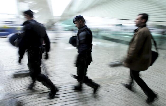 Polícia asseguram estações aos redores de onde ocorre a reunião com membros da OTAN em Portugal