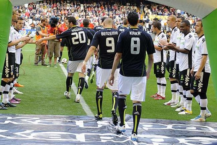 Kaká, Benzema e Higuaín entram em campo a vitória do Real Madrid sobre o Valencia por 6 a 3