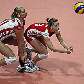 Anna Baranska e Paulina Maj, da Polônia, vão juntas na bola em vitória