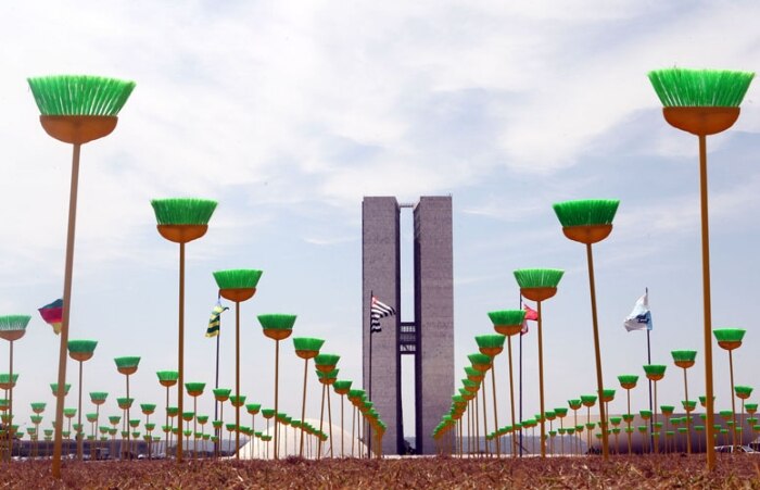 Ao representar deputados e senadores, ONG protesta com vassouras na Esplanada dos Ministérios
