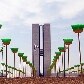 Ao representar deputados e senadores, ONG protesta com vassouras na Esplanada dos Ministérios