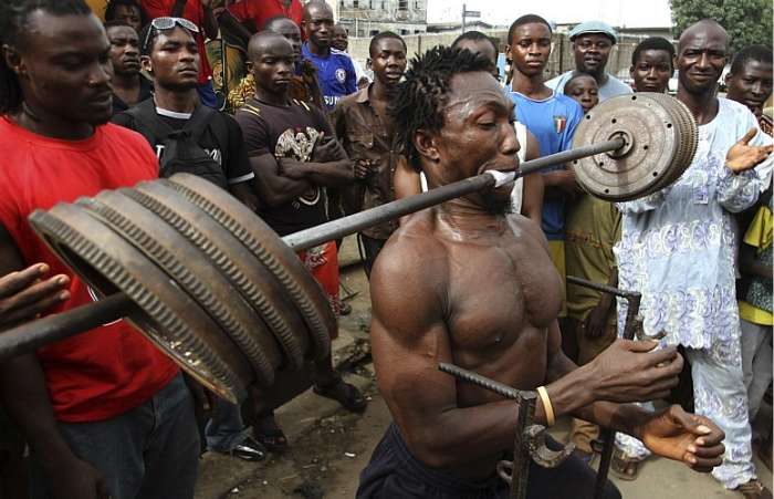 Nigeriano mostra força no supino e levanta 50 quilos com a boca em exibição na região de Lagos