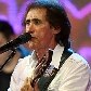 O cantor Odair José se apresenta durante a cerimônia de entrega do Prêmio Multishow