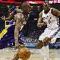 Kobe Bryant, do Los Angeles Lakers, tenta passar por Kevin Durant, do Oklahoma City Thunder