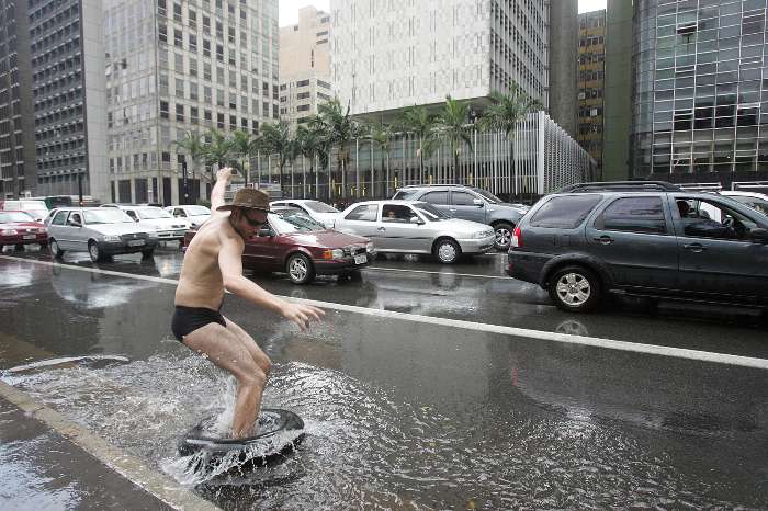 Para garantir a proteção, ator usou boia num pequeno alagamento na Avenida Paulista