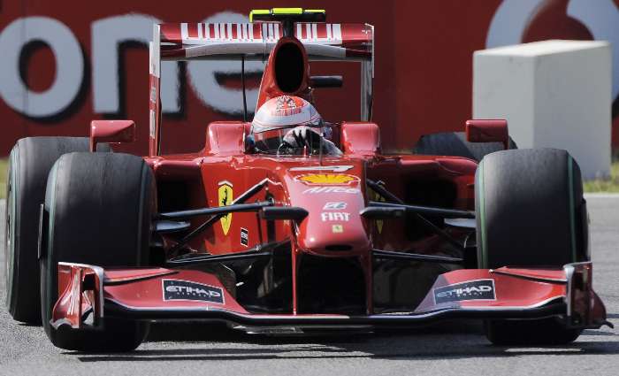 Kimi Raikkonen contorna curva com sua Ferrari durante o GP da Itália