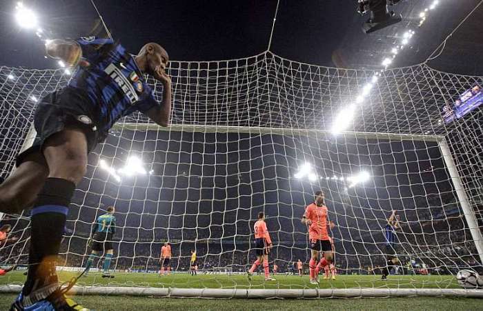 Maicon marca para a Inter na vitória por 3 a 1 sobre o Barcelona