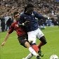 Bafetimbi Gomis, da França, e Armend Dallku, da Albânia, em lance de jogo pelas Eliminatórias da Eur