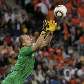 Pulo do goleiro eslovaco Mucha, que se antecipa à Kuyt, da Holanda Pulo do goleiro eslovaco Mucha, que se antecipa à Kuyt, da Holanda