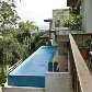 Suspensa, a piscina de uma raia foi instalada na frente da academia de ginástica Suspensa, a piscina de uma raia foi instalada na frente da academia de ginástica