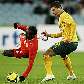 Abdi Omar Yasser, do Bahrrein, sofre falta do australiano Kewell, em jogo das Eliminatórias