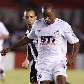 Fabão disputa bola com Diego Tardelli em jogo no Mineirão Fabão disputa bola com Diego Tardelli em jogo no Mineirão