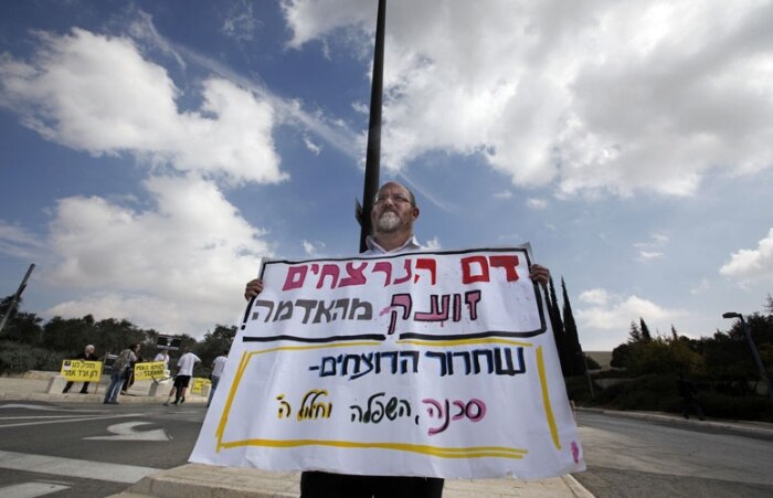 Israelita protesta contra a libertação de centenas de palestinos em troca de Gilad Shalit