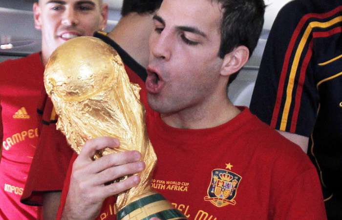 Cesc Fabregas beija a taça, antes do desembarque em Madri