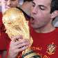 Cesc Fabregas beija a taça, antes do desembarque em Madri Cesc Fabregas beija a taça, antes do desembarque em Madri