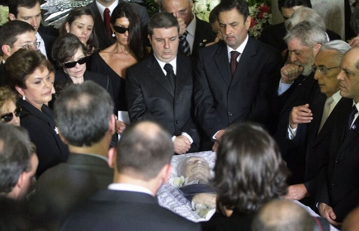 Presidente Dilma e Lula acompanham a família de Alencar para dar o último adeus ao político