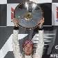 Jenson Button, da McLaren, exibe o troféu de campeão do GP da Austrália de F-1 de 2010