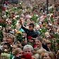 Milhares de noruegueses participam da Marcha das Rosas em memória às vítimas