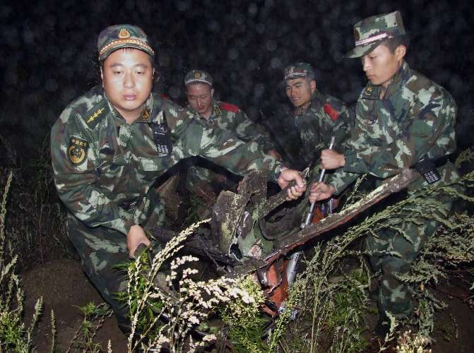 Voo doméstico da companhia Henan Airlines varou a pista enquanto o piloto tentava aterrissar