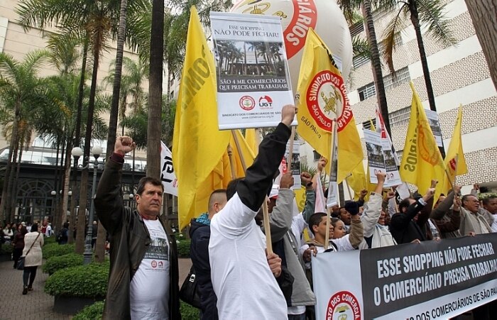 Manifestantes protestam contra fechamento do Shopping Higienópolis