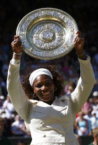 Serena ergue troféu após a conquista do Grand Slam de Wimbledon