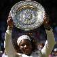 Serena ergue troféu após a conquista do Grand Slam de Wimbledon
