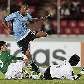 Hernandez e Arancibia não evitam gol do uruguaio Hernandez Hernandez e Arancibia não evitam gol do uruguaio Hernandez