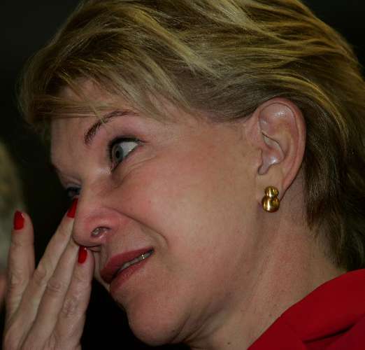 Candidata à reeleição da Prefeitura de São Paulo, se emociona em discurso da Convenção do PPS, em 94