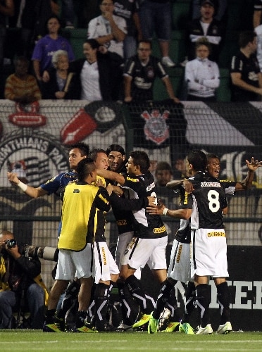 Jogadores do Botafogo comemoram gol contra o Corinthians