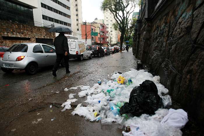 Garrafas e papel na calçada da Rua Dona Antônia de Queirós, na Consolação 