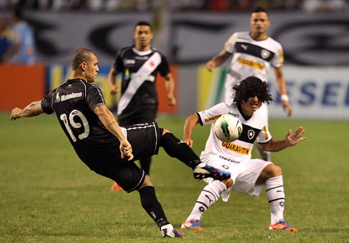 Primeiro clássico de Seedorf no Botafogo termina com vitória do Vasco