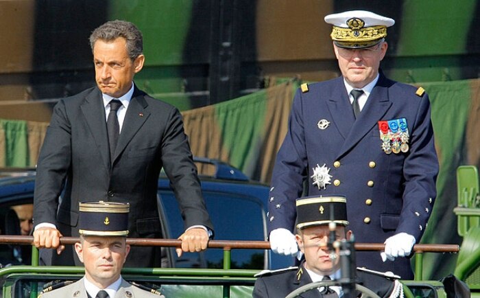 Presidente francês Nicolas Sarkozy com o chefe de Gabinete Edouard Guillaud no Dia da Bastilha