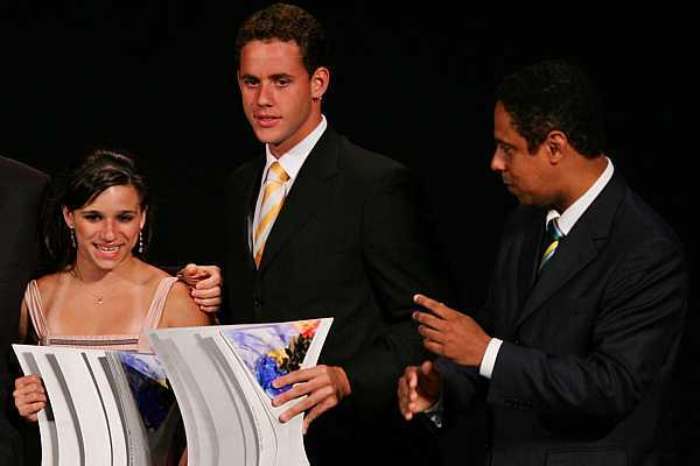 Thiago Pereira recebe prêmio do COB