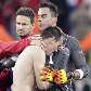 O goleiro Benaglio, da Suíça, consola seu companheiro Bergen depois da derrota para o Chile 