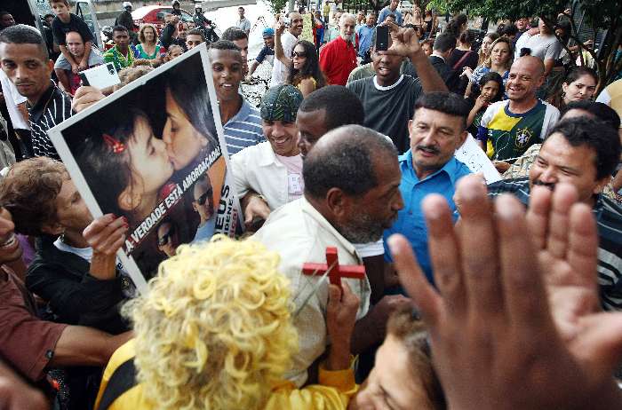 Manifestantes agridem Marco de Souza, 58, que defendeu os Nardonis na frente do Fórum de Santana