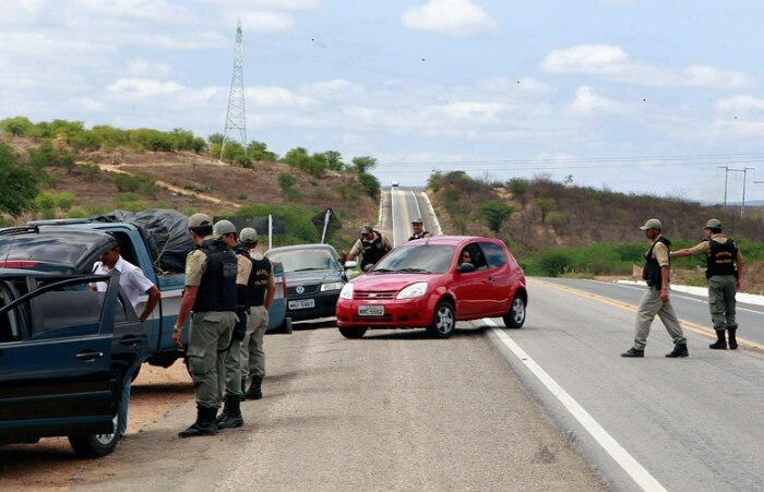 Polícia Militar realiza blitz na BR 116 que leva ao Ceará e ao Rio Grande do Norte