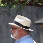 Chapéu Panamá vira mania de brasileiro para se esconder do sol